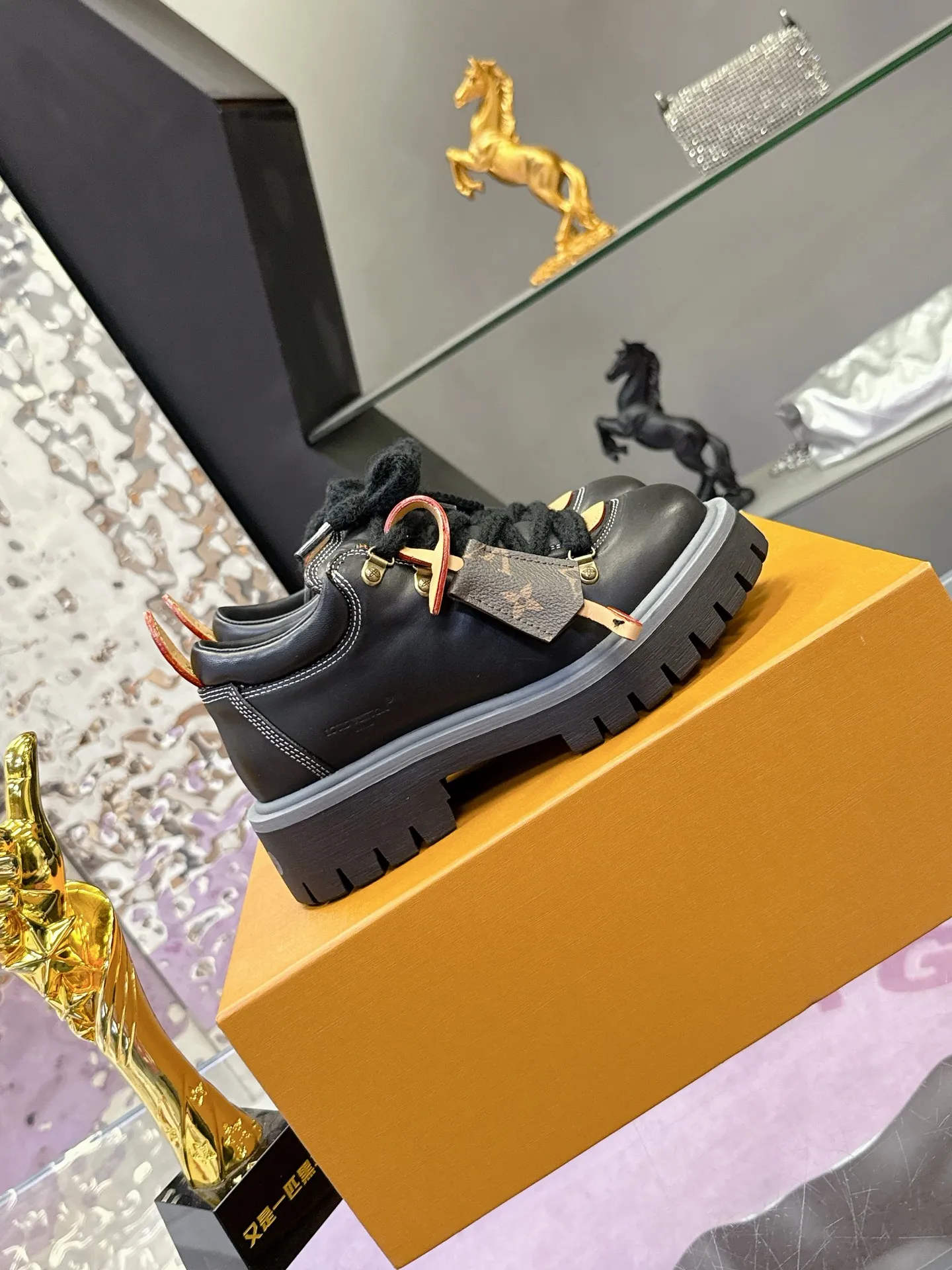 Factory price: 700💰 LV | Louis Vuitton 🧡💚2025 autumn and winter new style, top version ⚠️ The counter features the latest LV REMIX lace-up mountaineering derby shoes, new hard goods 🆕 ❥BS purchasing level! Full of high-end feel! A popular model among bloggers at home and abroad, it’s retro and fashionable, and looks stunning on your feet! Mainly recommended model on the official website★ ▪️Upper: top-quality first-layer cowhide ▪️Inner lining: imported sheepskin ▪️Outsole: original molded T men's shoes 💰U anti-slip outsole ▪️Sole height: 3.5cm ▪️Shoe size: Female 35-41 (41 customized, non-refundable) Male 39-45 (46 customized, non-refundable)